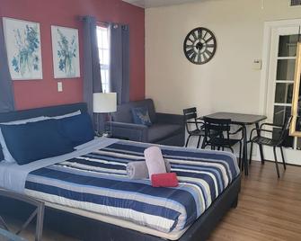 Cozy Studio Retreat, centrally located, with WiFi and AC - Beverly Hills - Bedroom