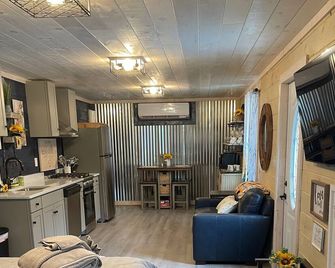 6 Minutes to Downtown Blue Ridge. Fully updated, amazing, serene barn Studio. - Blue Ridge - Quarto