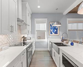 30A Pet Friendly Beach House - Scissortrail at Treetops - Rosemary Beach - Kitchen