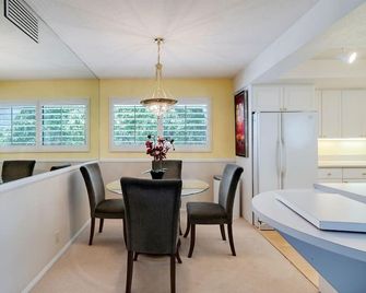 Paradise In Palm Springs, Cozy Condo 2bdr/2ba + Den, Balcony With Pool View - Palm Springs - Salle à manger