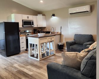 Hammond Hideaway, Lovely cabin 12 miles north of Fort Scott. - Fort Scott