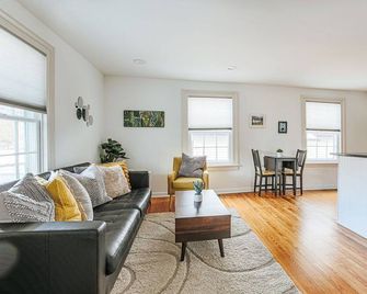 Green on New - Central Location and Staunton Charm - Staunton - Wohnzimmer
