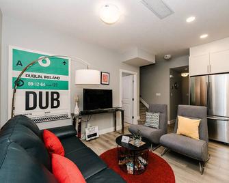 Modern suite near Airport Hospital Henday Town Ctr - Edmonton - Living room