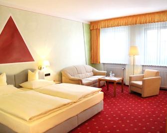 Triple Room - Hotel Garni Goldener Schwan - Bad Windsheim - Bedroom