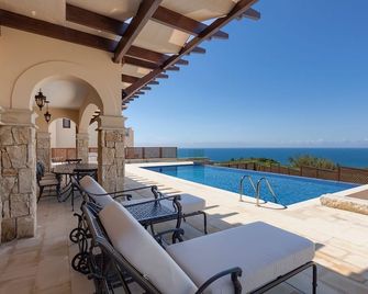 Villa Mihali - Four Bedroom Resort, Sleeps 8 - קוקליה - מרפסת