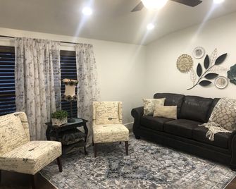 Modern Barn near Logan but in a quiet neighborhood. - Hyde Park - Living room