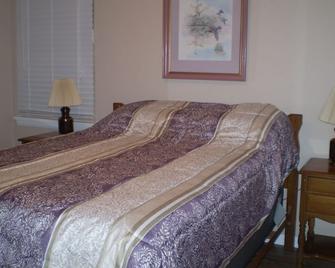 Quiet villa located one block from McKendree University in Lebanon Illinois. - Lebanon - Bedroom