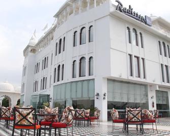 Radisson Blu Udaipur Palace Resort & Spa - Udaipur - Building
