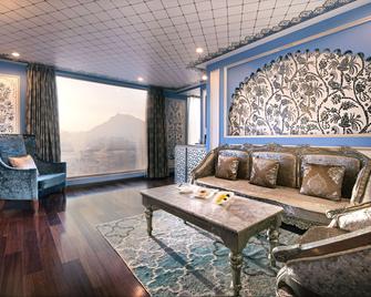 Radisson Blu Udaipur Palace Resort & Spa - Udaipur - Living room