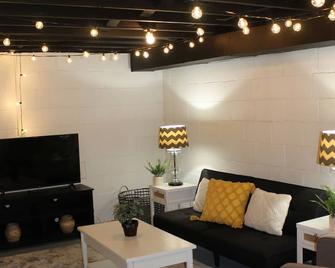 Newly remodeled 3-bedroom house in Austin. Family-friendly with WiFi! - Austin - Wohnzimmer