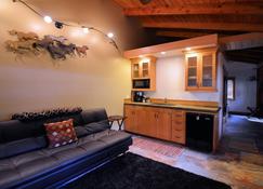 Carriage House Accommodations - Girdwood - Wohnzimmer