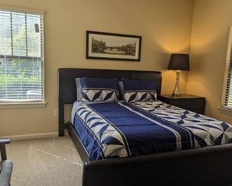 End Of Summer Retreat - Sleeps 7 'Gym And Pools Still Open!' Book That Family Weekend Today! - Charlotte - Bedroom