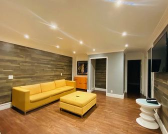 Casa Blanca Inn & Suites - Los Angeles - Living room