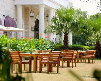 The Pllazio Hotel - גורגאון - פטיו