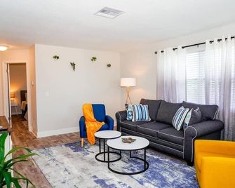 2201 - Suite B · Ocean Spray Hideaway - New Steps to Beach and Sand - Indian Rocks Beach - Living room