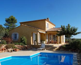 Apartment in villa with pool, oasis of relaxation, view of mountains, quiet on the edge of the village. - Seillons-Source-d’Argens - Piscina