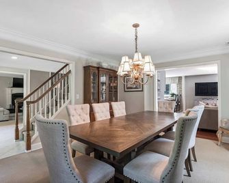 The Lindsay Luxurious Estate: Heated Pool, Hot Tub - Wading River - Dining room