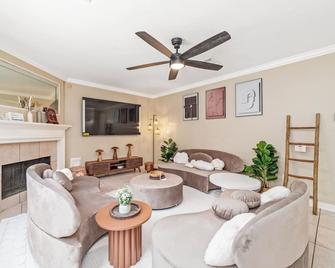 Stafford Hay-day Farmhouse, 5 Bedrooms with Pool Table and Covered Private Pool - Stafford - Living room