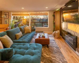 Walk to U of O! View with 2 decks/firepit/comfy! - Eugene - Lounge