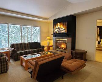 Garden Retreat in West Vancouver - West Vancouver - Living room