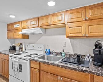 Sweet & Cozy Studio Apartment - South Burlington - Kitchen