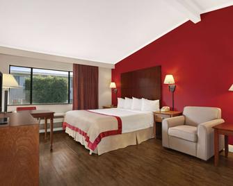 Ramada by Wyndham Torrance - Torrance - Bedroom