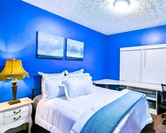 Private, Fully Furnished 2-Bedroom, 2-Bathroom Basement Apartment - Sugar Hill - Habitación
