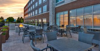 Holiday Inn Express & Suites Grand Rapids Airport - South - Grand Rapids - Patio