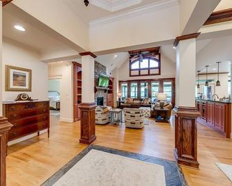 Soque River Sanctuary - one of a kind beautiful river property! - Demorest - Living room