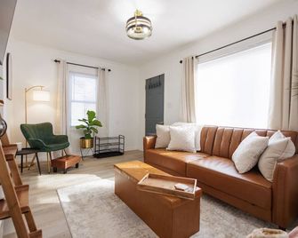 2-bedroom house in charming Aroma Park with AC, WiFi. - Kankakee - Sala de estar