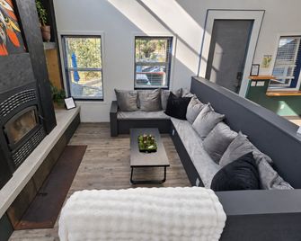 Copper Rose Retreat B&B - Invermere - Huiskamer