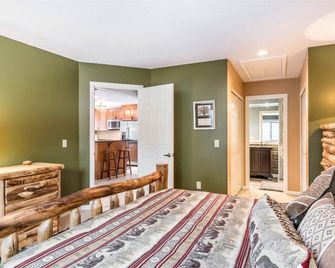 G5 WOW Stunning single level home next to golf course and Mt Washington Hotel AC skiing - Carroll - Bedroom