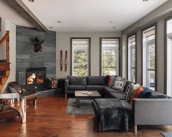 Mont-Blanc | Le Geais Bleu - 15 Mins to Tremblant - Spa & Billiards - La Conception - Sala de estar