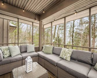Hawks Nest Hideaway - 2 Bed 2 Bath - Screened In Deck - Glen Arbor - Sala de estar