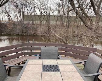 Riverfront Twin Home - La Crosse - Balcony