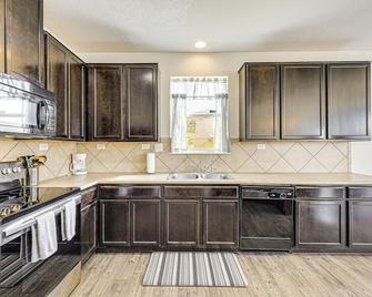 13 Mi to Dtwn San Antonio and the Alamo Quiet Home - Elmendorf - Kitchen