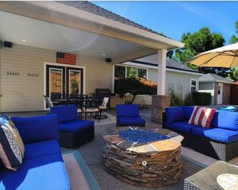 Spacious home with pool nestled in the foothills of RoxyAnn. - Medford - Patio