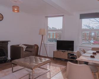 Budget 2bdr Apartment 6ppl Pets - Teddington - Living room