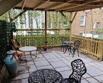 Surebillionaire Home Deluxe Queen Studio - London - Balcony