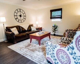 Country home, soaker tub, firepit, 11mi to UTK - Powell - Sala de estar