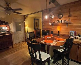 Charming, Private 3-bedroom house with WiFi, AC in Historic Sharpsburg - Sharpsburg - Dining room