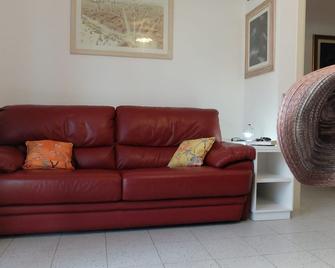 Appartamento con giardino a 5 minuti dal mare - Torre del Lago Puccini - Wohnzimmer