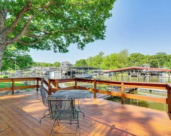 Private Dock on Fishing Cove Camdenton Getaway - Camdenton - Balcony