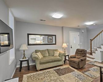Historic Laramie Condo - 3 Blocks to Downtown and UW - Laramie - Living room