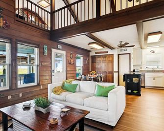 Sportsmans Retreat in Paradise! Bayou Bungalow near New Orleans Sleeps 10 - Slidell - Living room