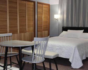 Kitchenette Suite with King & Queen beds, Quiet Forest views from patio with BBQ - Hinton