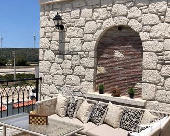 Sevilay Hanim Cesme - Cesme - Balcón