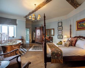 1777. At The Albion - Wimborne - Schlafzimmer