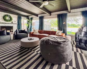 Waterfront Home with Arcade, MassageChair, Firepit - Rockford - Living room