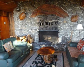 Heart Stopping Ocean Views, Secluded Getaway, Whale Watching - Little River - Wohnzimmer